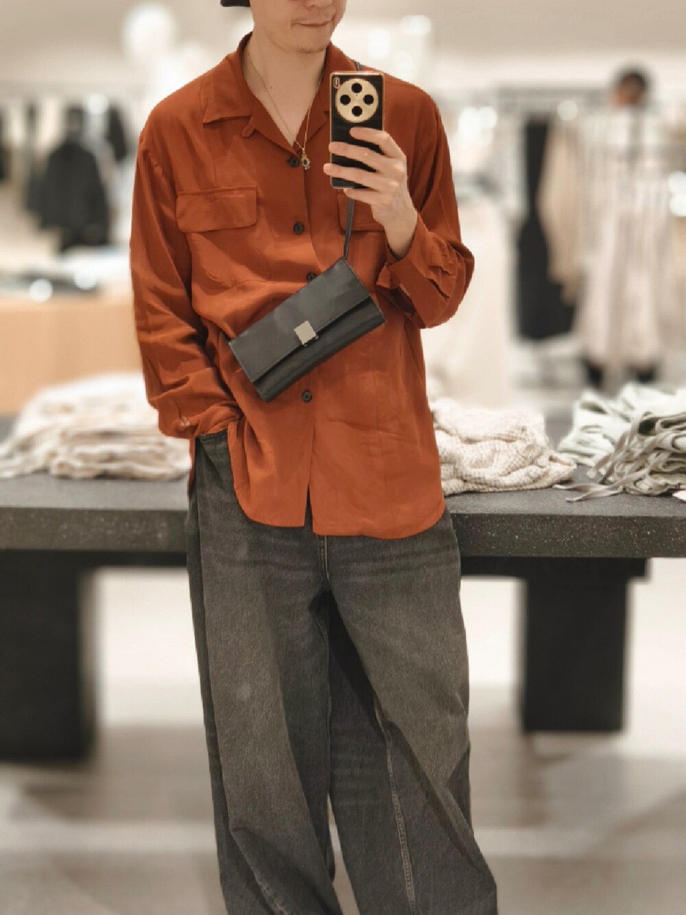 ブラック系のデニムパンツを着用したメンズの春コーディネートの2枚目の写真