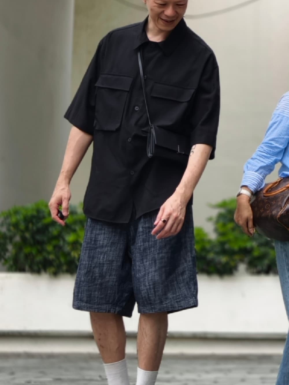 ブルー系のカーゴパンツを着用したメンズの春コーディネートの2枚目の写真