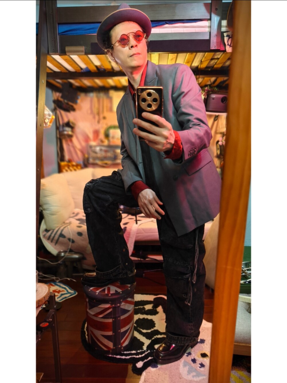 ブラック系のデニムパンツを着用したメンズの冬コーディネートの3枚目の写真