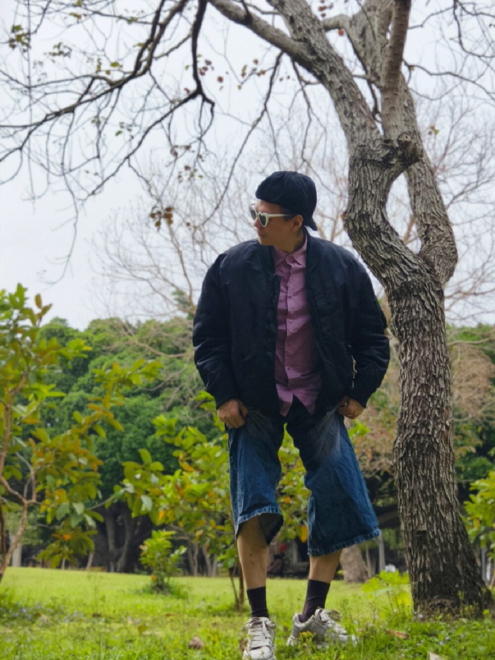 ブラック系のノーカラージャケットを着用したメンズの春コーディネートの2枚目の写真