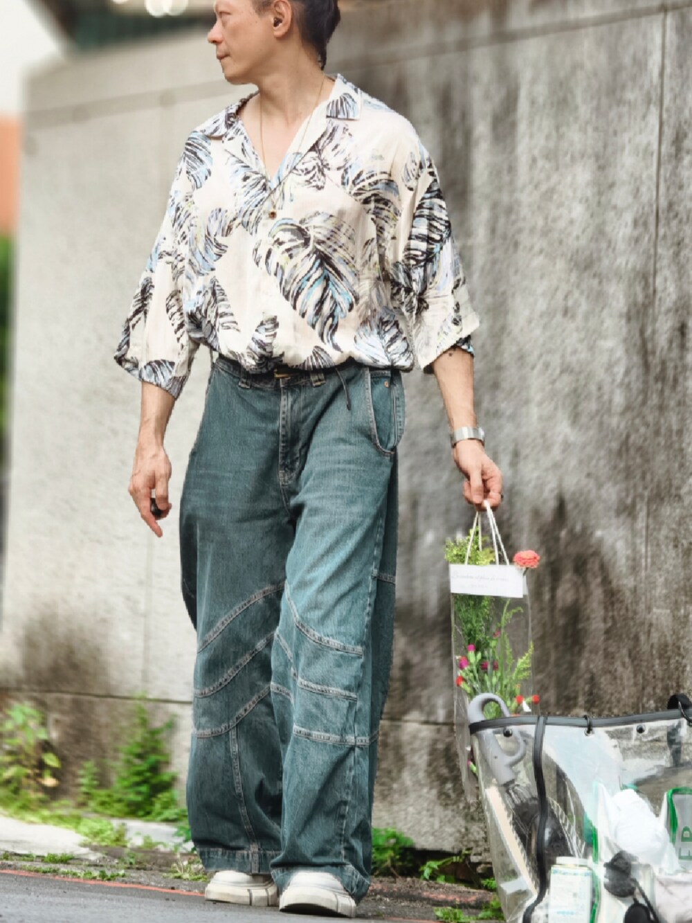 ホワイト系のシャツ/ブラウスを着用したメンズの春コーディネートの2枚目の写真