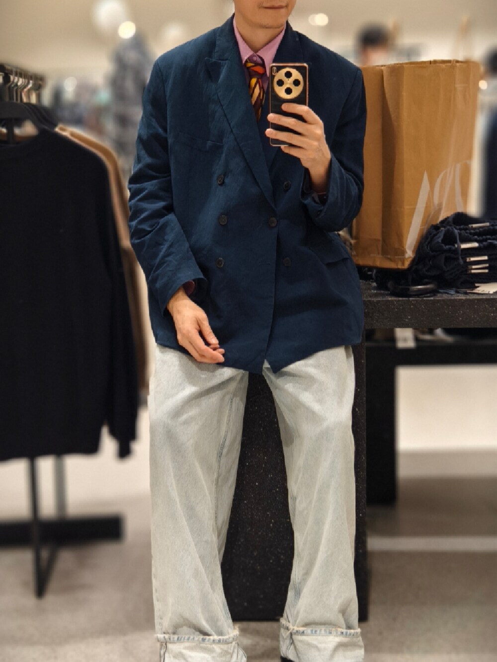 ブルー系のデニムパンツを着用したメンズの冬コーディネートの3枚目の写真