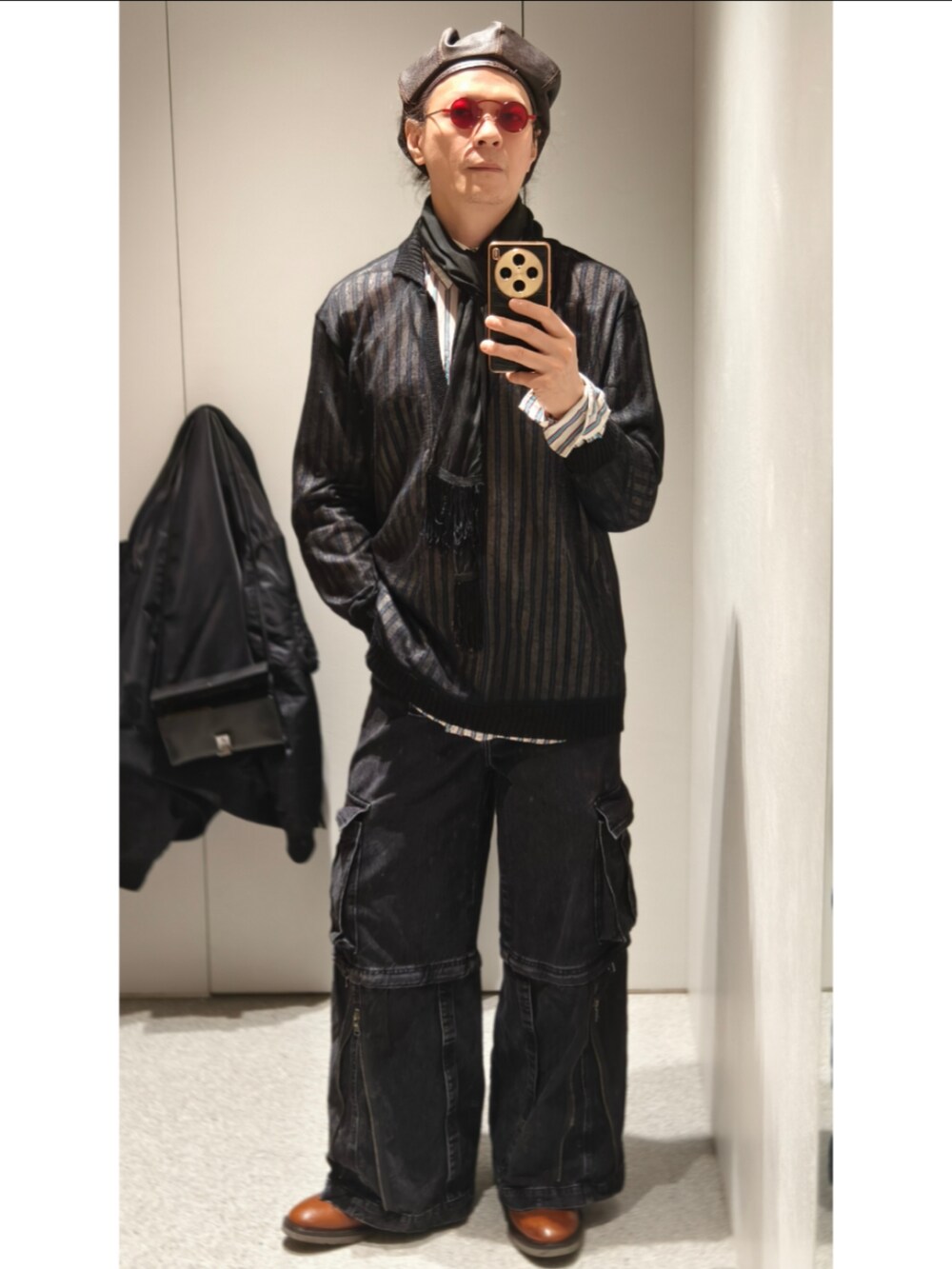 ブラック系のニット/セーターを着用したメンズの冬コーディネートの2枚目の写真