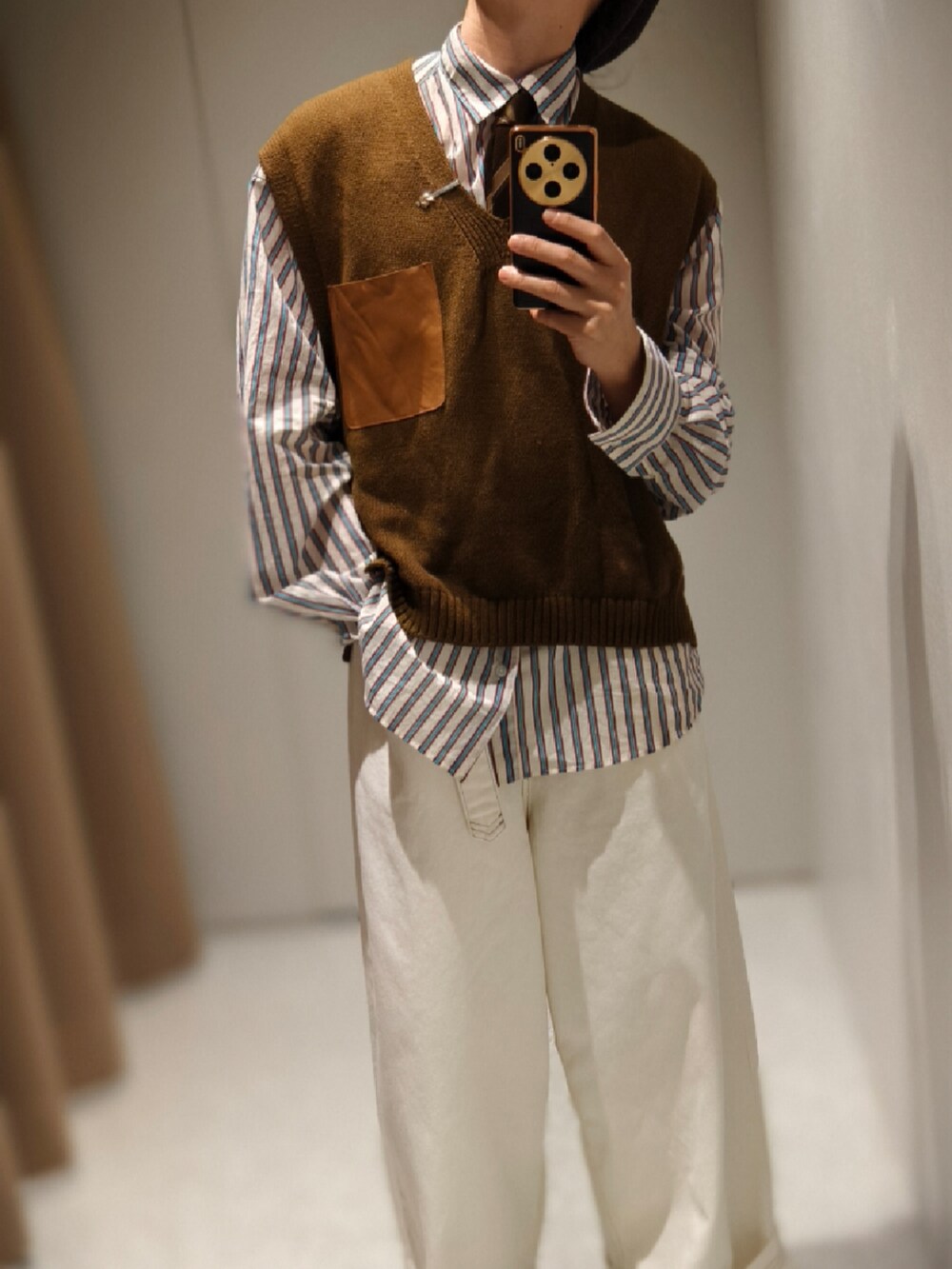 ホワイト系のデニムパンツを着用したメンズの冬コーディネートの4枚目の写真