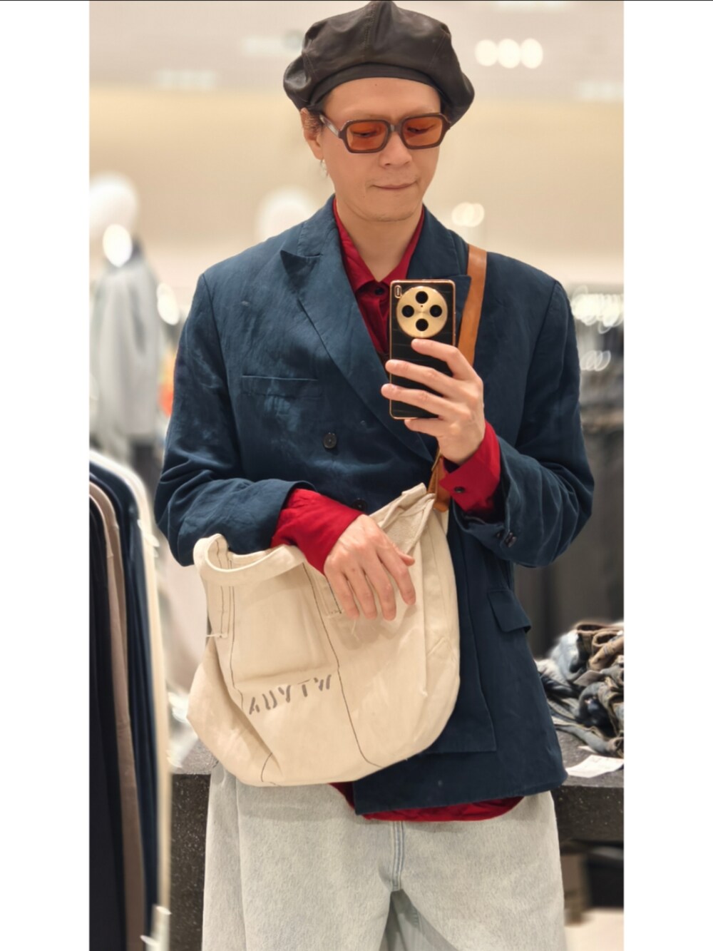 ブルー系のデニムパンツを着用したメンズの冬コーディネートの3枚目の写真