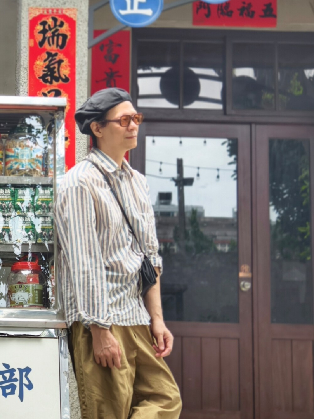 ブラック系のショルダーバッグを着用したメンズの春コーディネートの2枚目の写真