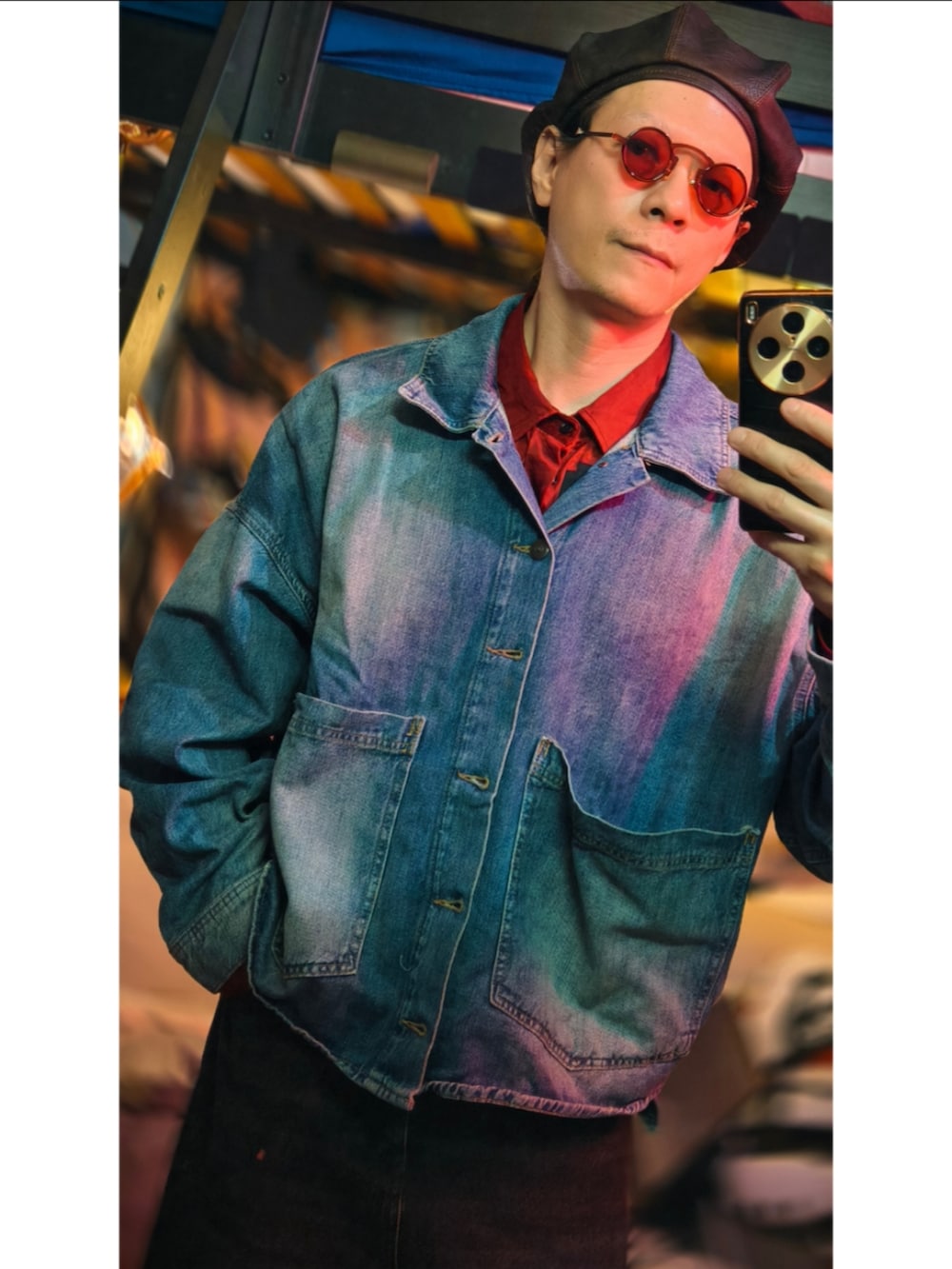 ブルー系のデニムジャケットを着用したメンズの春コーディネートの3枚目の写真