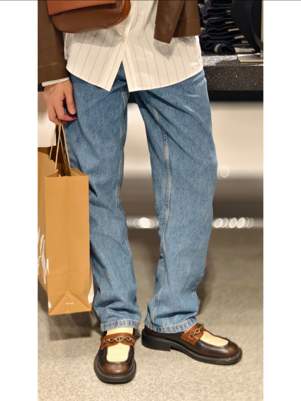 ブラウン系のローファーを着用したメンズの冬コーディネートの2枚目の写真