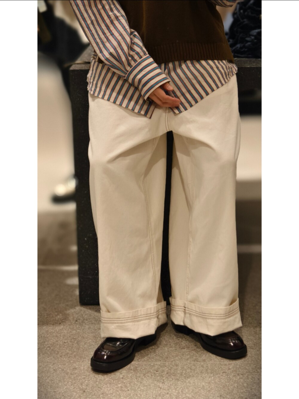 ホワイト系のデニムパンツを着用したメンズの冬コーディネートの2枚目の写真