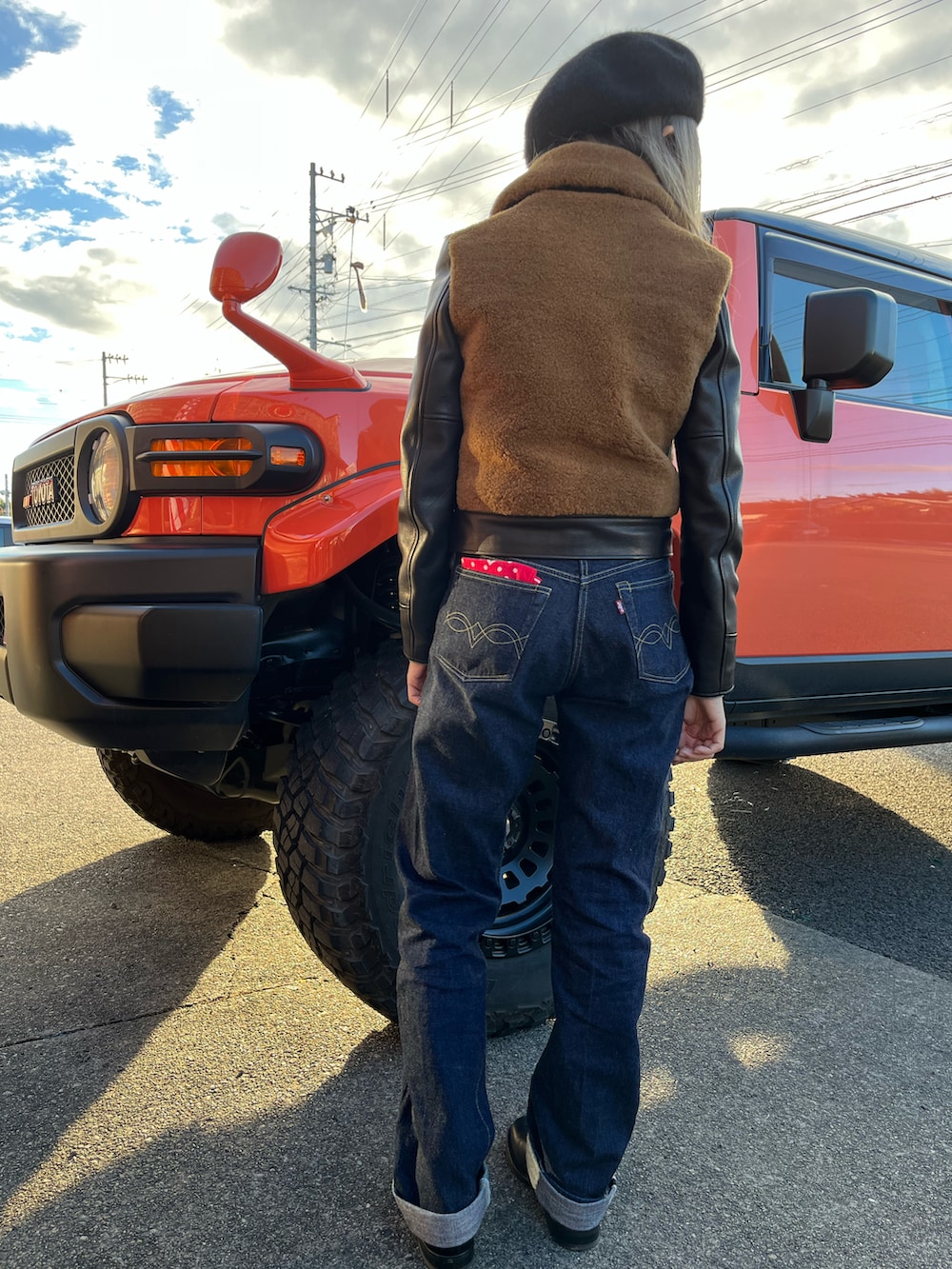 ブラック系のその他アウター、ブラック系のブーツ、その他のデニムパンツを着用したレディースの冬コーディネートの2枚目の写真