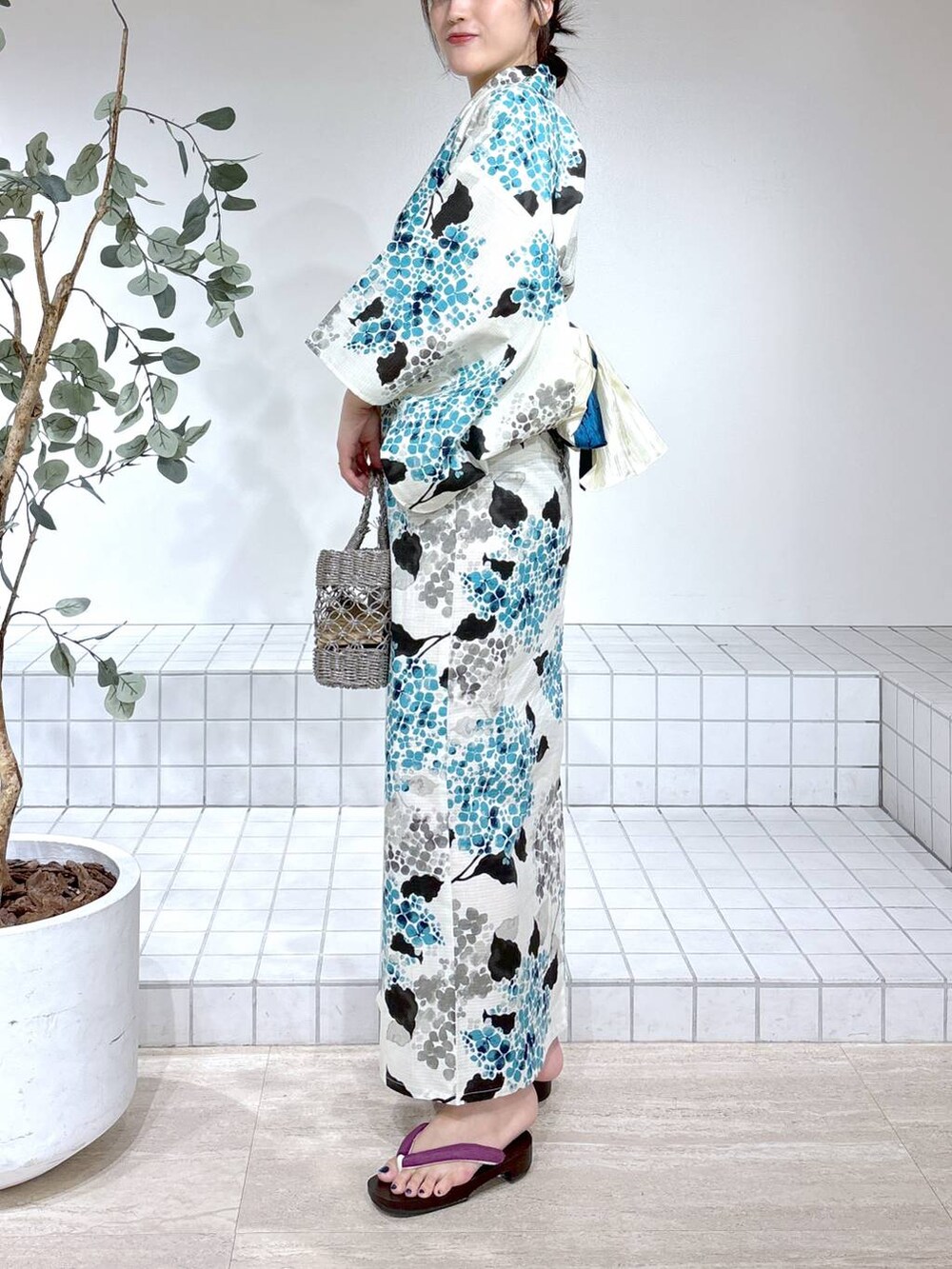 グレー系のかごバッグ、ホワイト系の浴衣を着用したレディースの夏コーディネートの5枚目の写真