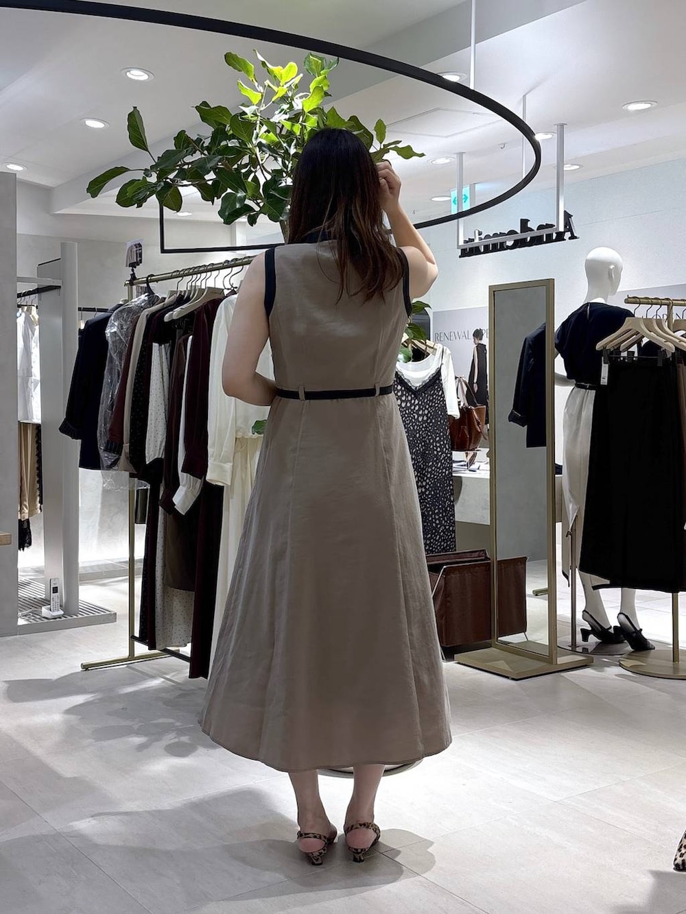 ベージュ系のワンピース、その他のパンプス、ブラウン系のサングラスを着用したレディースの夏コーディネートの4枚目の写真