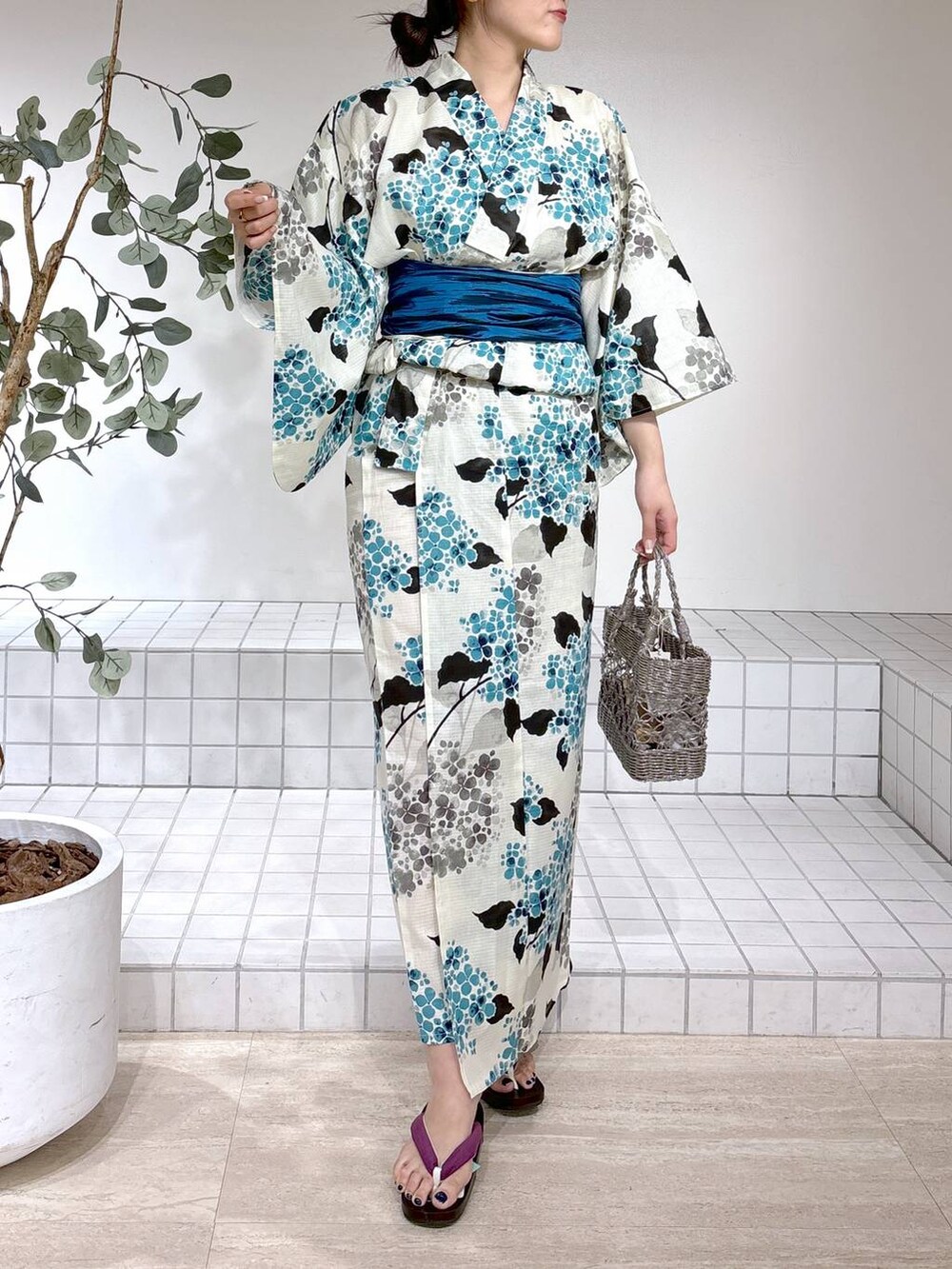 グレー系のかごバッグ、ホワイト系の浴衣を着用したレディースの夏コーディネートの2枚目の写真