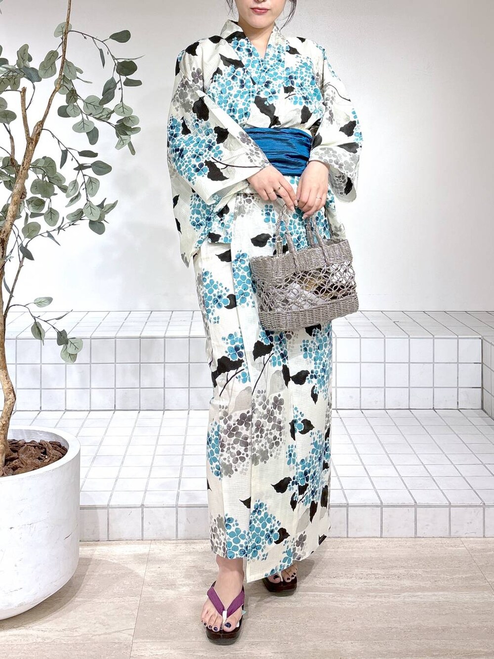 グレー系のかごバッグ、ホワイト系の浴衣を着用したレディースの夏コーディネートの3枚目の写真