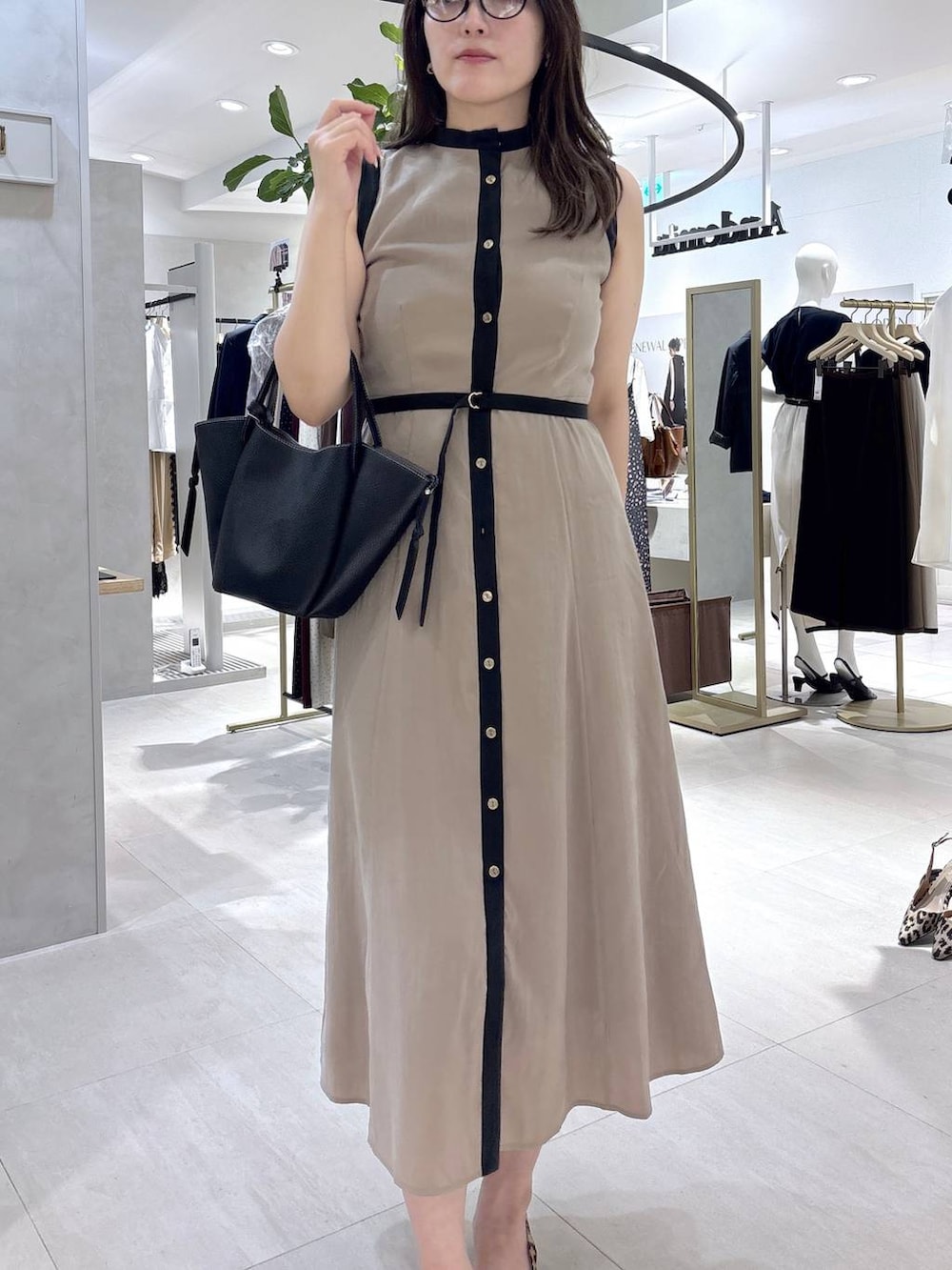 ベージュ系のワンピース、その他のパンプス、ブラウン系のサングラスを着用したレディースの夏コーディネートの5枚目の写真