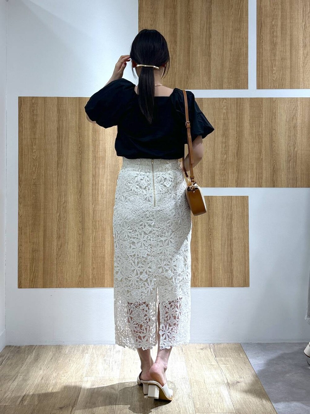 ホワイト系のスカート、イエロー系のハンドバッグ、ブラック系のシャツ/ブラウスを着用したレディースの春コーディネートの3枚目の写真