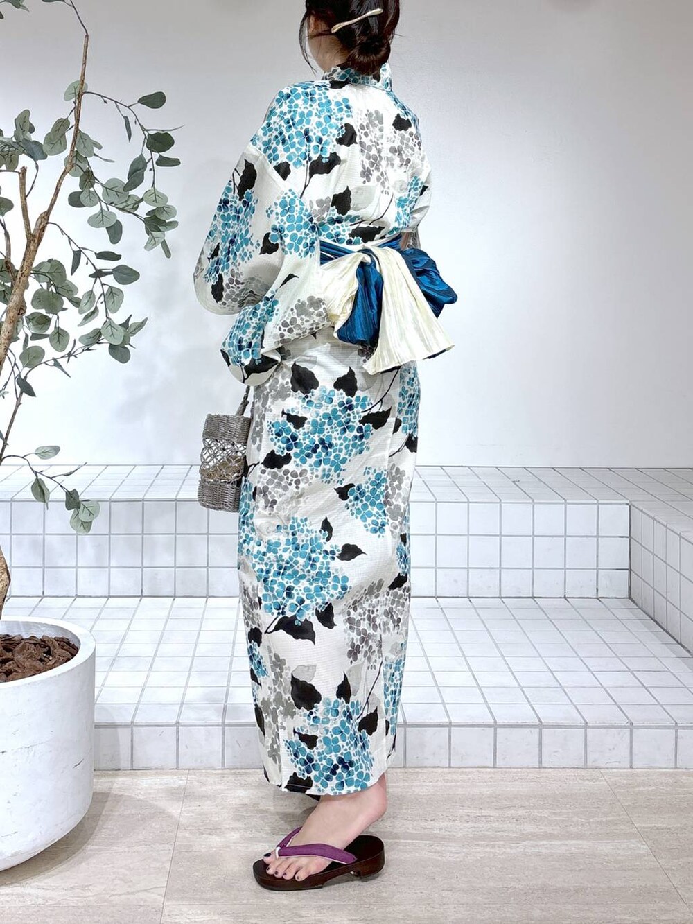 グレー系のかごバッグ、ホワイト系の浴衣を着用したレディースの夏コーディネートの6枚目の写真