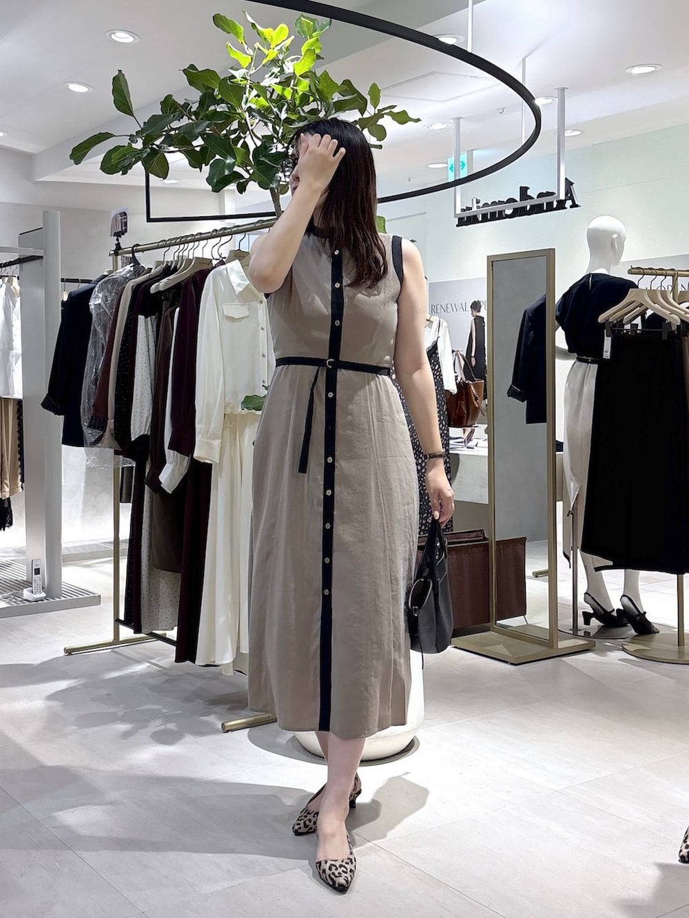 ベージュ系のワンピース、その他のパンプス、ブラウン系のサングラスを着用したレディースの夏コーディネートの3枚目の写真