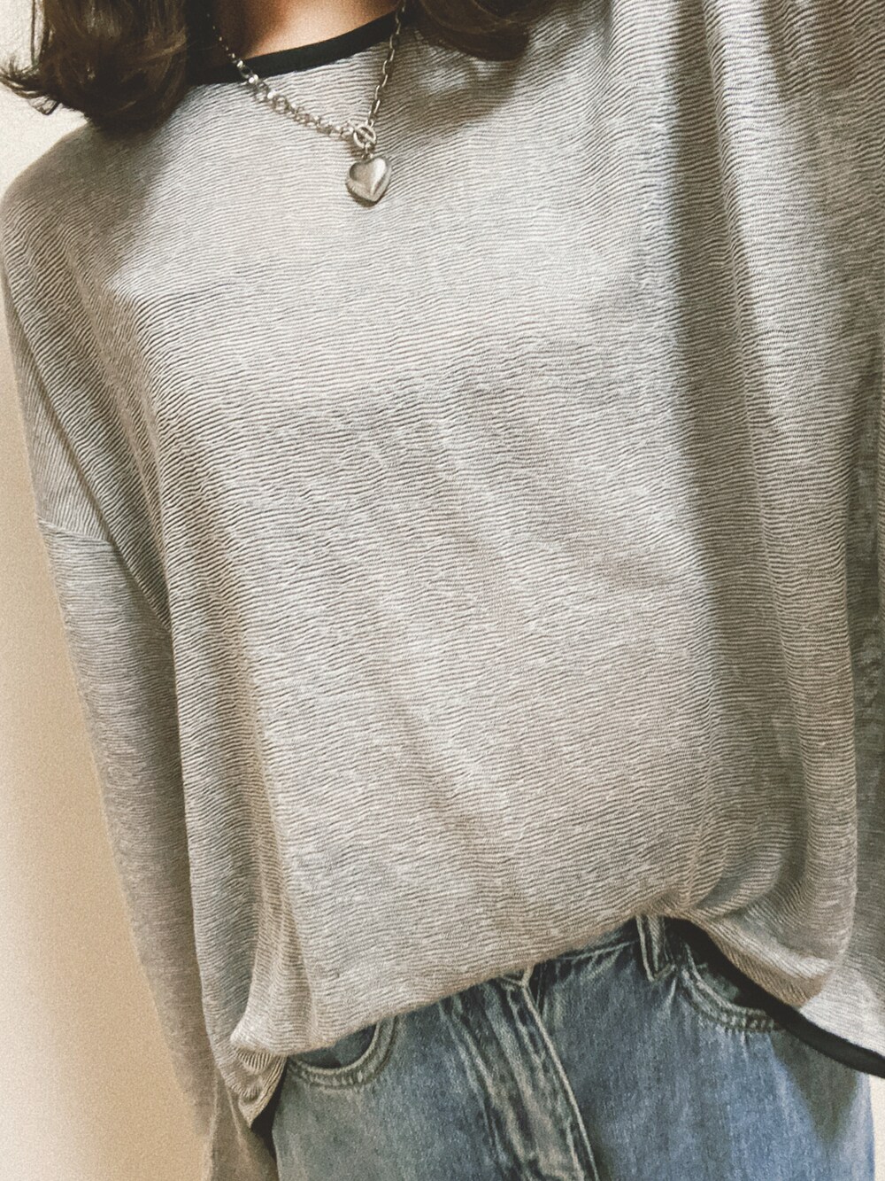 ブラウン系のテーラードジャケット、ブラック系のTシャツ/カットソー、ブルー系のデニムパンツを着用したレディースの春コーディネートの2枚目の写真