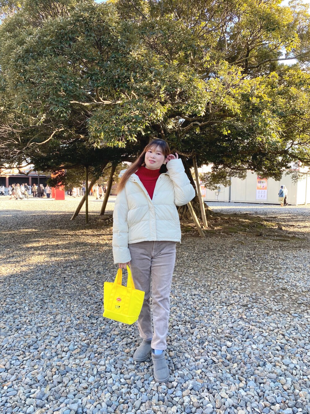 ホワイト系のダウンジャケット/コート、レッド系のニット/セーター、グレー系のその他パンツを着用したレディースの冬コーディネートの3枚目の写真