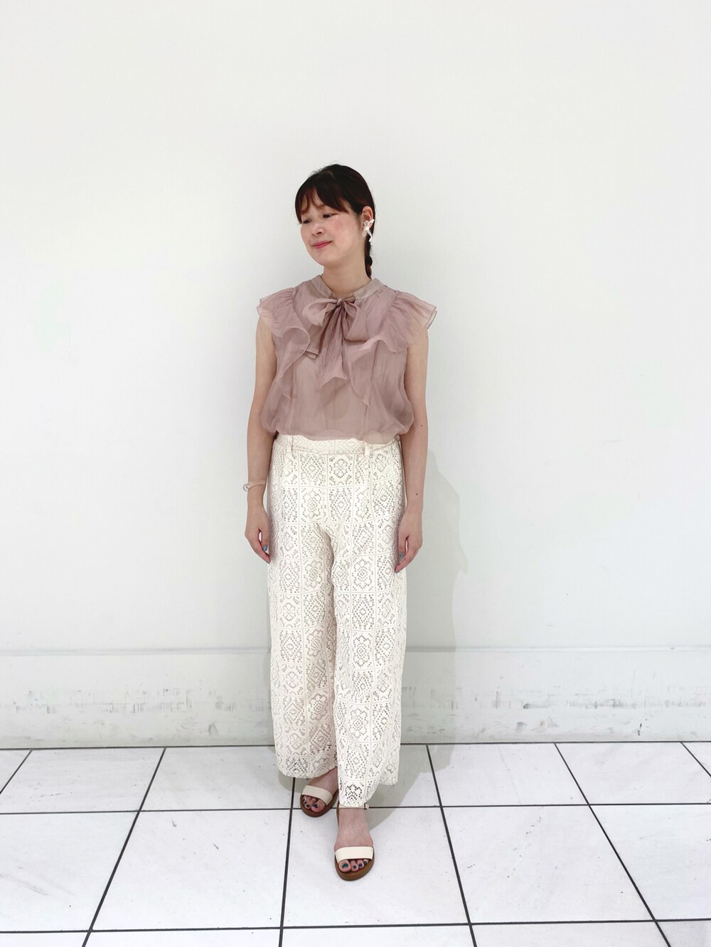 ホワイト系のその他パンツ、ピンク系のシャツ/ブラウス、ホワイト系のサンダルを着用したレディースの秋コーディネートの2枚目の写真