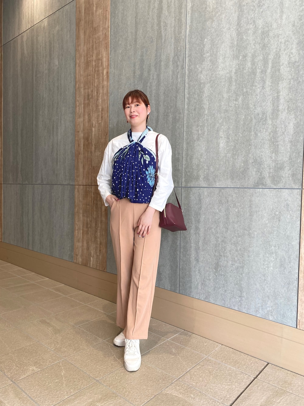 ホワイト系のTシャツ/カットソー、ピンク系のその他パンツ、レッド系のショルダーバッグを着用したレディースの秋コーディネートの2枚目の写真
