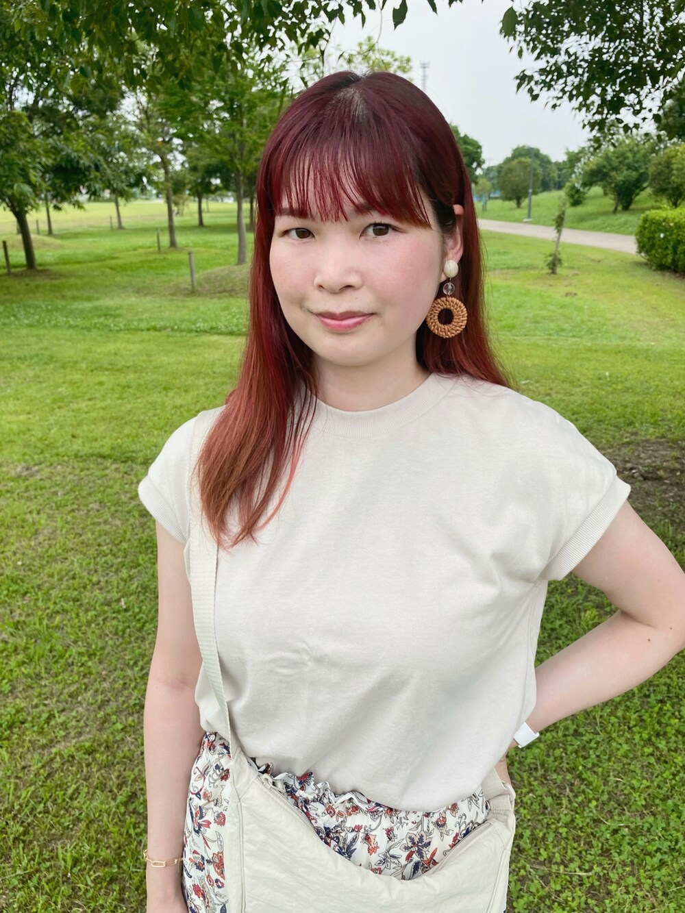 グレー系のTシャツ/カットソー、ホワイト系のその他パンツ、ブラック系のサンダルを着用したレディースの夏コーディネートの2枚目の写真