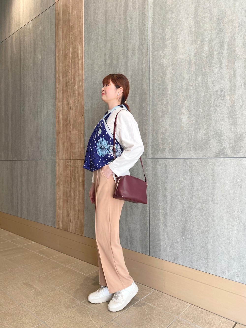 ホワイト系のTシャツ/カットソー、ピンク系のその他パンツ、レッド系のショルダーバッグを着用したレディースの秋コーディネートの3枚目の写真