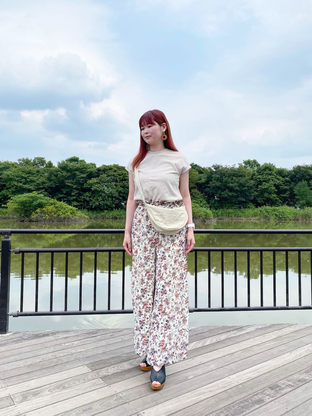 グレー系のTシャツ/カットソー、ホワイト系のその他パンツ、ブラック系のサンダルを着用したレディースの夏コーディネートの3枚目の写真