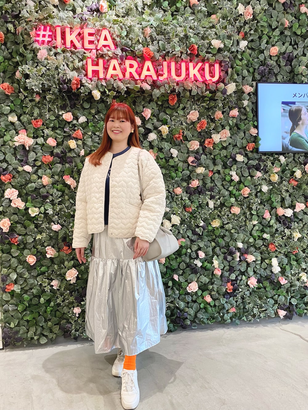 ブルー系のスウェット、シルバー系のスカート、グレー系のショルダーバッグを着用したレディースの冬コーディネートの4枚目の写真