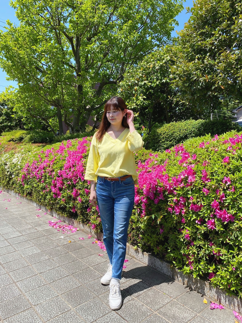 「今日のコスメと服、休日コーデ、初夏コーデ、カジュアル、スポーティ、デニムパンツ、スニーカーコーデ、キャップ、Vネック、パンツスタイル、イエロー、シンプルスタイル、プチプラコーデ、GU、カラーコーデ」｜「GUのアイテム（Tシャツ/カットソー、イエロー系）」を使った、北澤 希世子さん（骨格ウェーブ・レディース・165cm）の春コーディネートの2枚目の写真