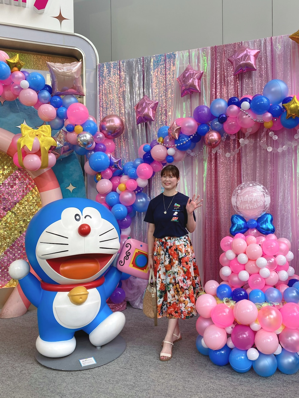 ブルー系のTシャツ/カットソー、レッド系のスカート、ゴールド系のトートバッグを着用したレディースの夏コーディネートの2枚目の写真