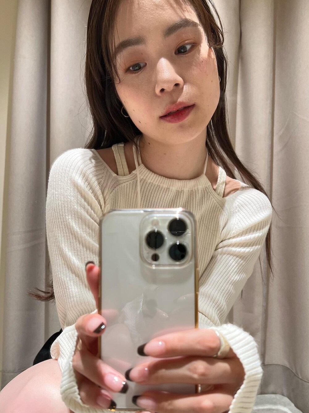 ホワイト系のニット/セーター、ブラック系のその他パンツを着用したレディースの秋コーディネートの2枚目の写真