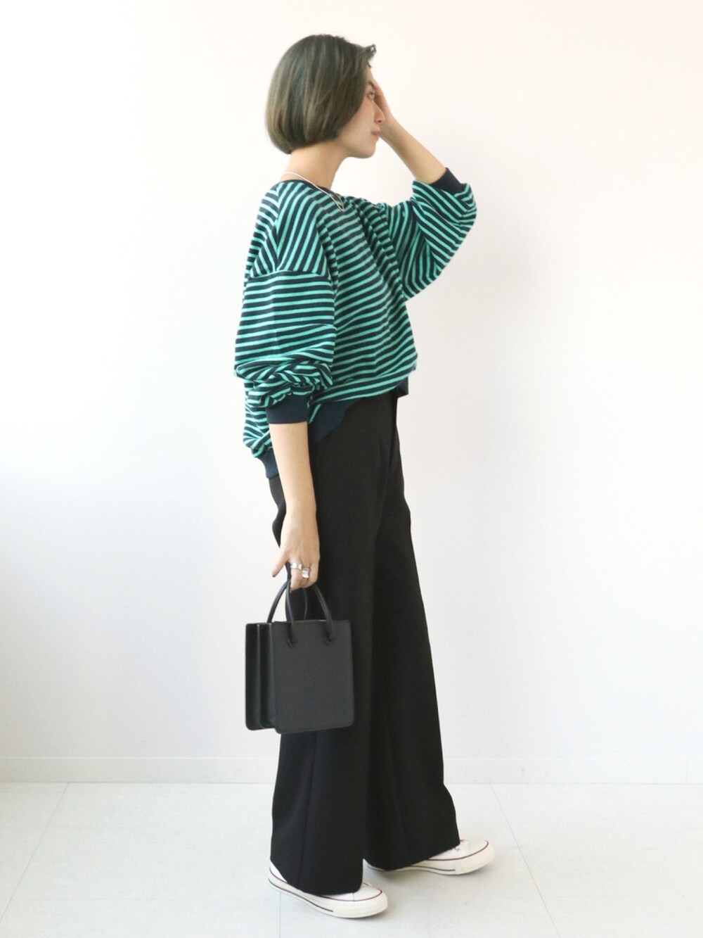 ブルー系のTシャツ/カットソー、ブラック系のスラックスを着用したレディースの秋コーディネートの3枚目の写真