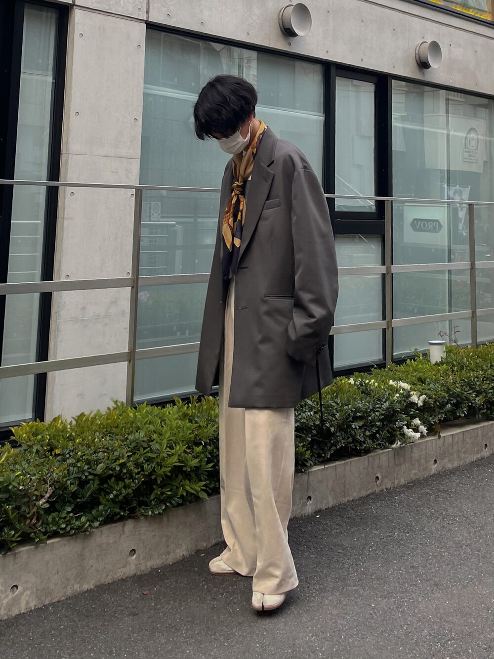 ホワイト系のスラックス、ホワイト系のブーツ、ホワイト系のTシャツ/カットソーを着用したメンズの春コーディネートの2枚目の写真