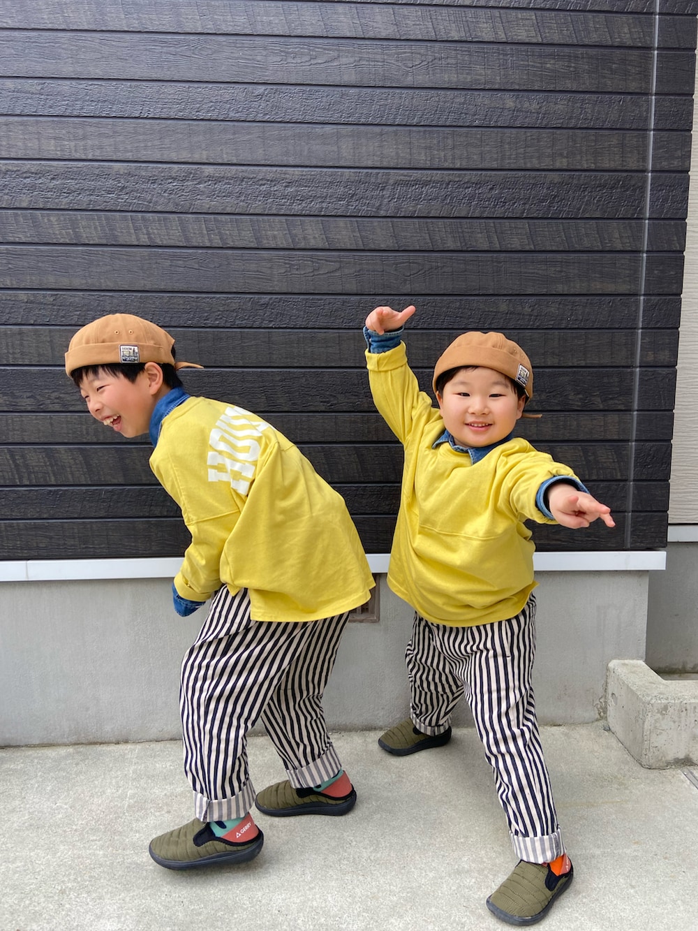 イエロー系のTシャツ/カットソー、その他のその他パンツ、グリーン系のスリッポンを着用したレディースの春コーディネートの2枚目の写真