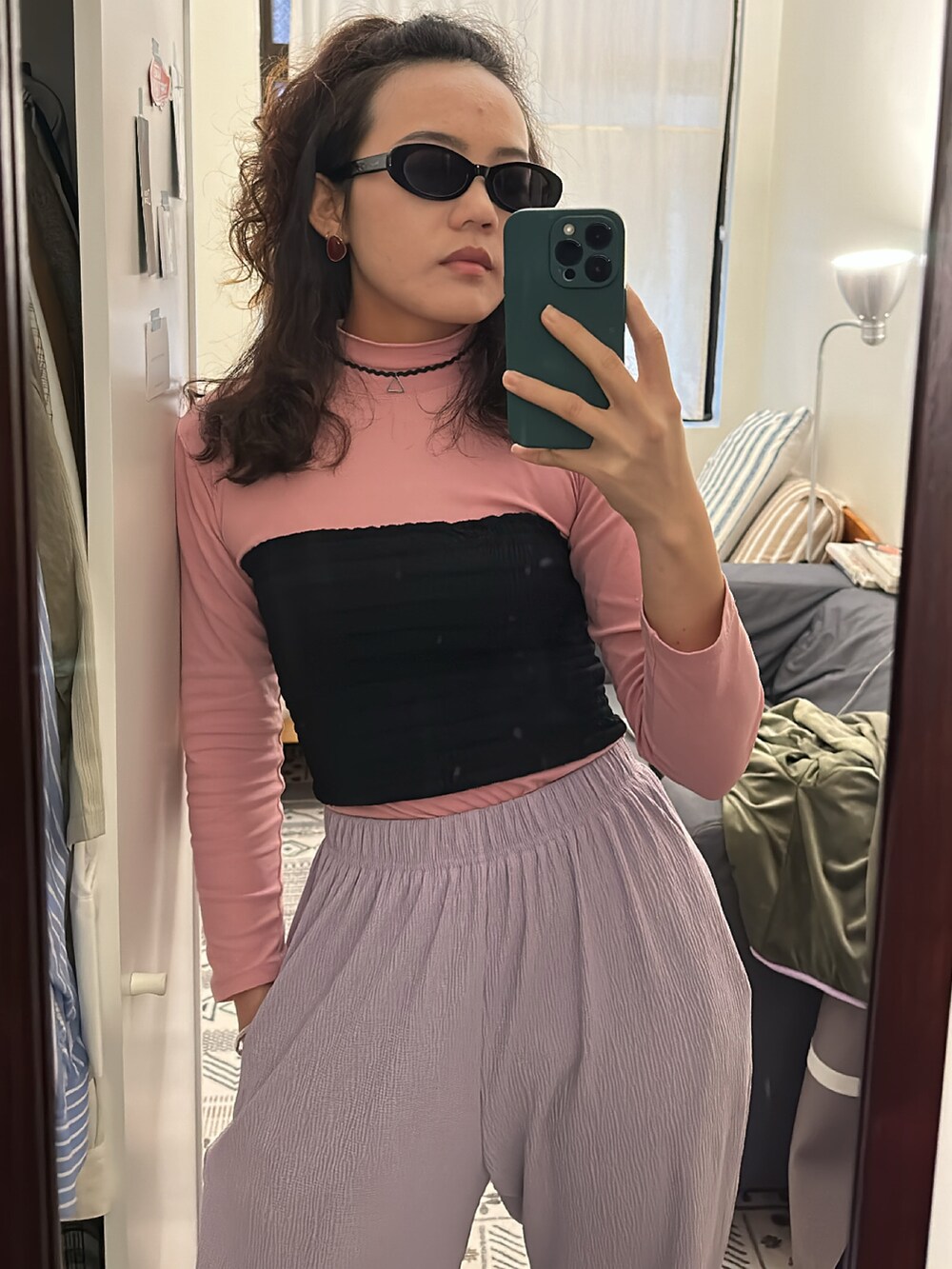 「no brandのアイテム（パンツ、パープル系）」を使った、Helenさん（レディース・162cm）の春コーディネートの2枚目の写真
