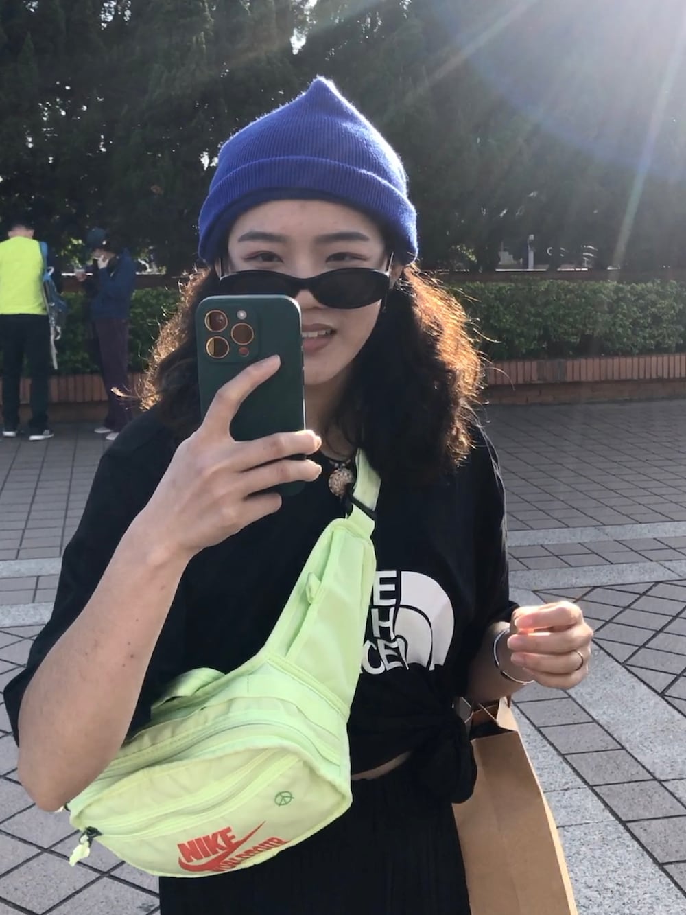 「NIKEのアイテム（ボディバッグ/ウエストポーチ、イエロー系）」を使った、Helenさん（レディース・162cm）の春コーディネートの2枚目の写真
