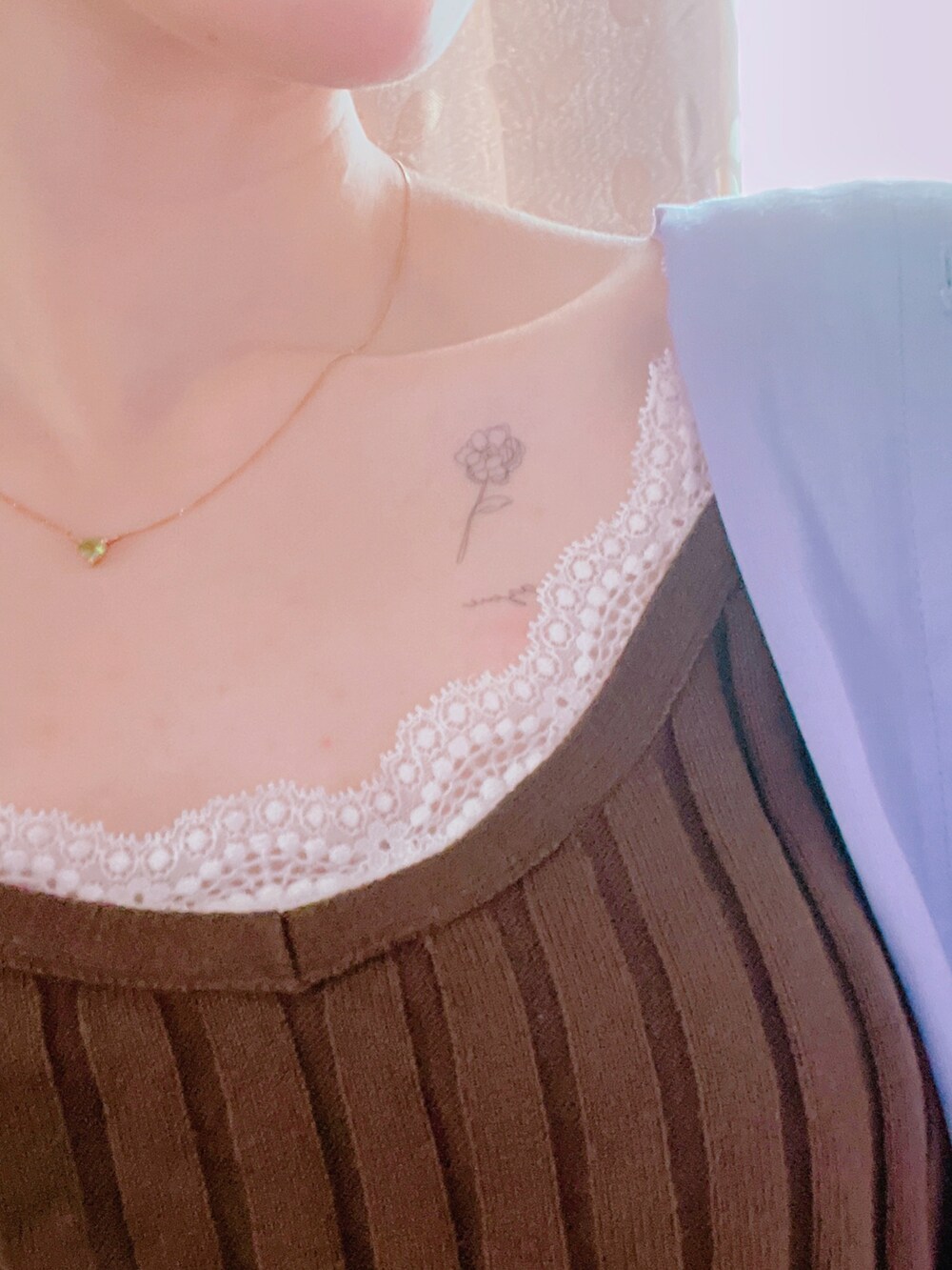 パープル系のシャツ/ブラウス、ブルー系のデニムパンツ、グリーン系のショルダーバッグを着用したレディースの夏コーディネートの2枚目の写真