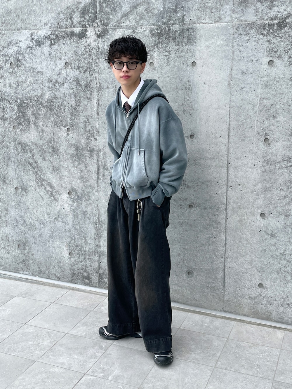 ブルー系のパーカー、ブラック系のデニムパンツ、ホワイト系のシャツ/ブラウスを着用したメンズの春コーディネートの3枚目の写真