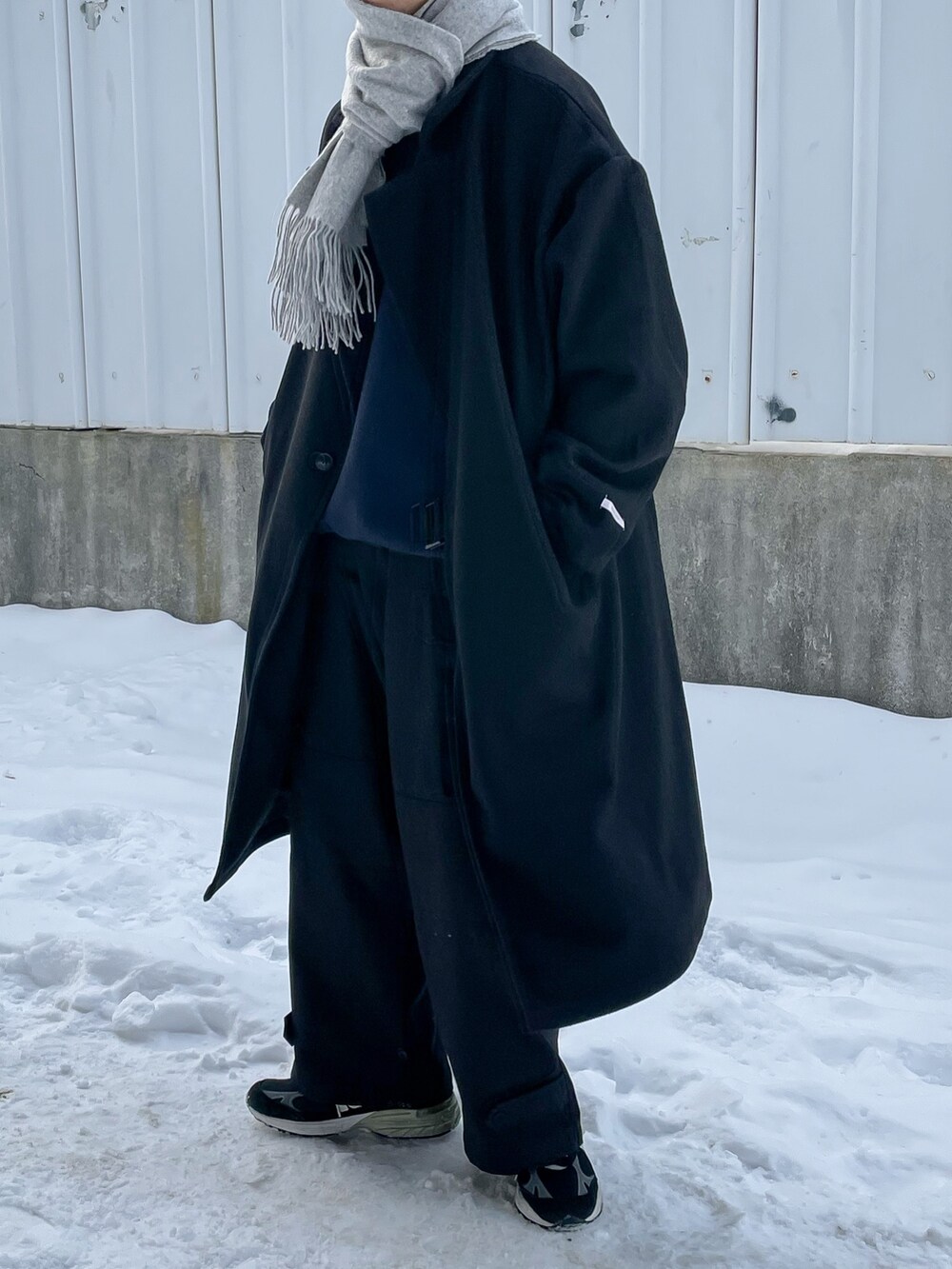 ブラック系のカーゴパンツ、ブラック系のトレンチコートを着用したメンズの冬コーディネートの4枚目の写真