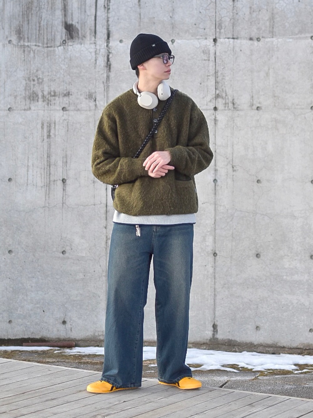 ブルー系のデニムパンツ、グレー系のスウェット、グリーン系のニット/セーターを着用したメンズの冬コーディネートの3枚目の写真