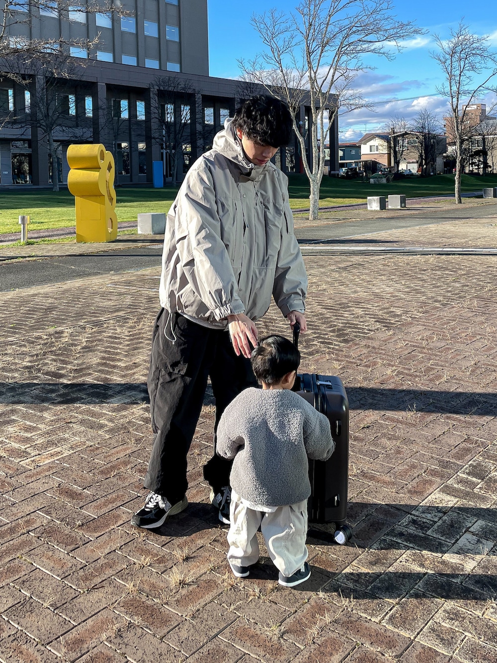 ベージュ系のマウンテンパーカー、ブラック系のカーゴパンツ、ブラック系のシューズを着用したメンズの秋コーディネートの2枚目の写真