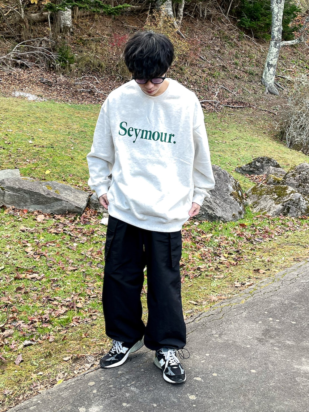 ホワイト系のスウェット、ブラック系のカーゴパンツを着用したメンズの秋コーディネートの4枚目の写真