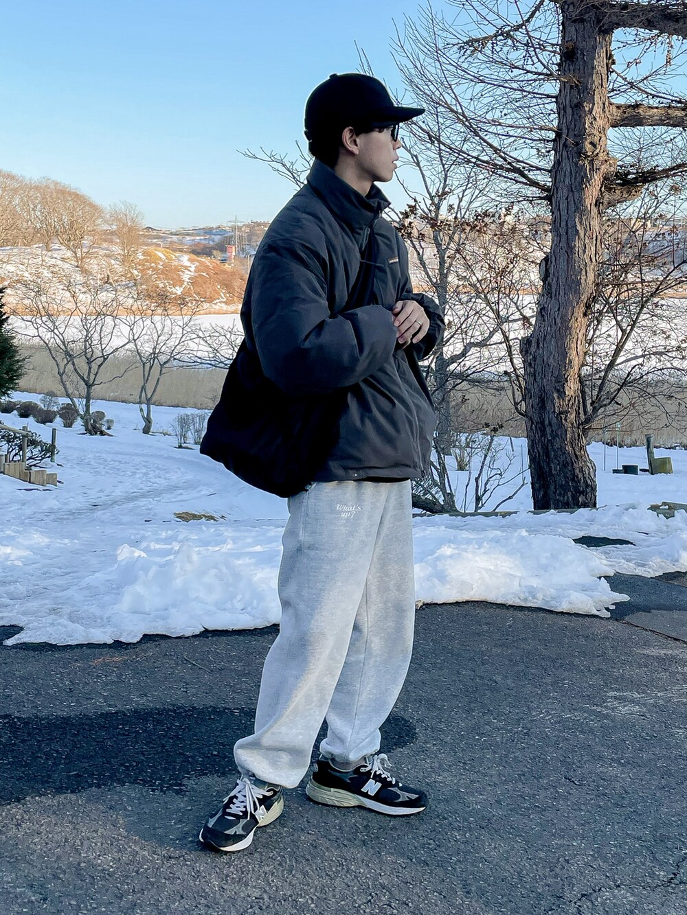 グレー系のジャケット/アウター、ホワイト系のスウェットパンツ、ブラック系のシューズを着用したメンズの冬コーディネートの3枚目の写真