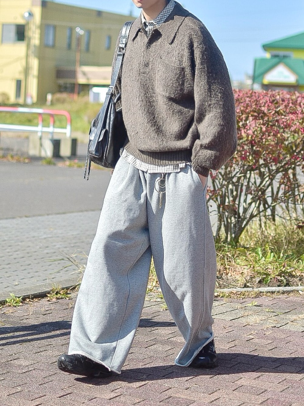ブラウン系のポロシャツ、ホワイト系のシャツ/ブラウス、グレー系のスウェットパンツを着用したメンズの秋コーディネートの3枚目の写真
