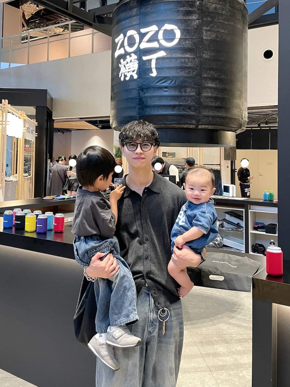 ブラック系のTシャツ/カットソー、ブルー系のデニムパンツ、グレー系のシャツ/ブラウスを着用したメンズの夏コーディネートの2枚目の写真