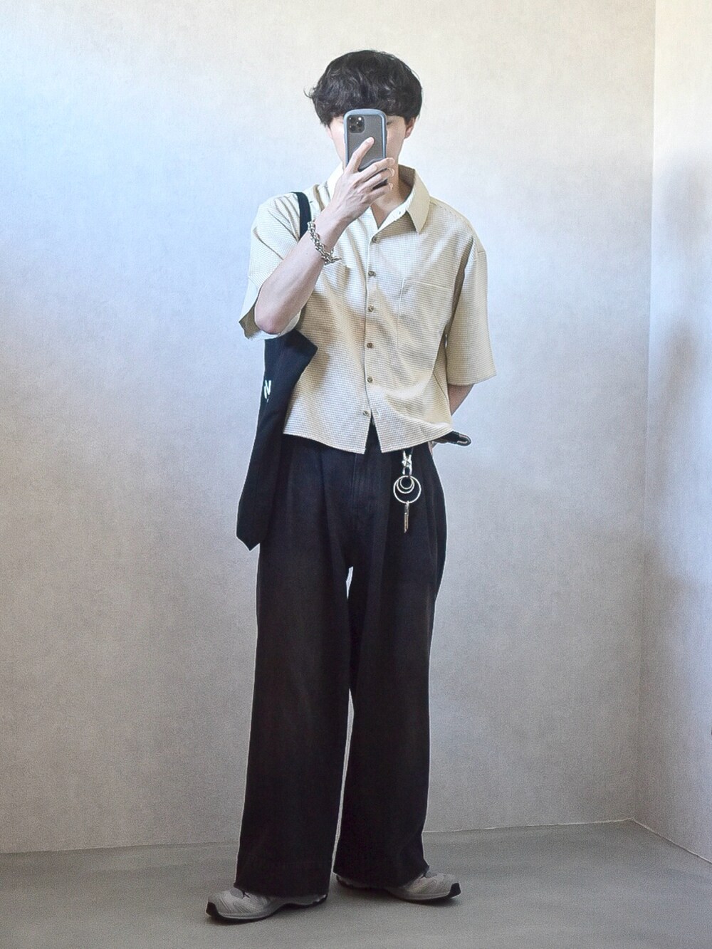 ベージュ系のシャツ/ブラウス、ブラック系のデニムパンツ、ブラック系のトートバッグを着用したメンズの夏コーディネートの3枚目の写真