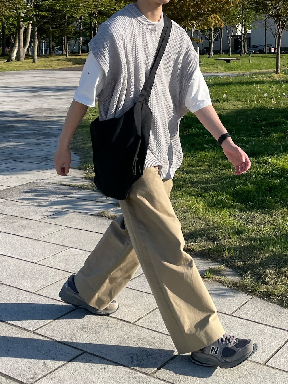 グレー系のベスト、ベージュ系のその他パンツ、グレー系のスニーカーを着用したメンズの夏コーディネートの4枚目の写真