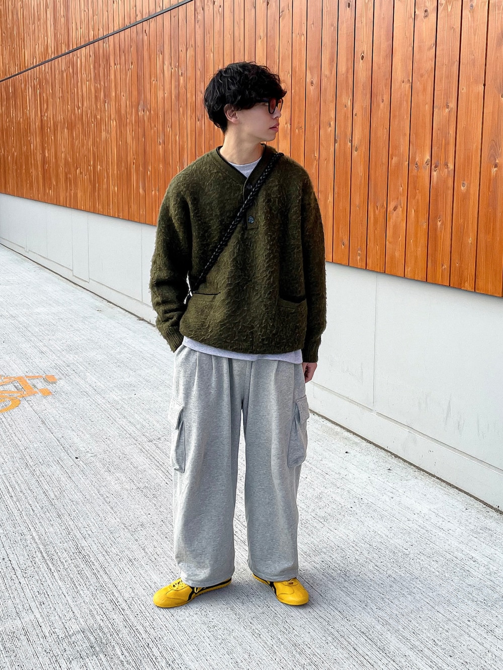 グレー系のスウェットパンツ、グレー系のスウェット、イエロー系のスニーカーを着用したメンズの秋コーディネートの2枚目の写真